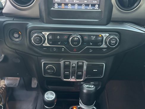 Used 2018 Jeep Wrangler Unlimited Sport S AWD/4WD image 12