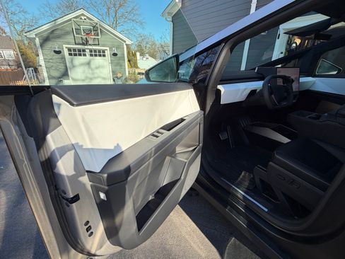 Used 2024 Tesla Cybertruck AWD Crew Cab image 9