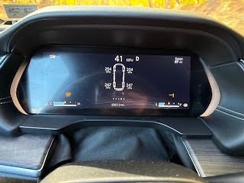 Used 2022 Jeep Grand Cherokee Overland w/ Luxury Tech Group IV image 2