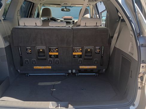 Used 2011 Toyota Sienna LE image 9