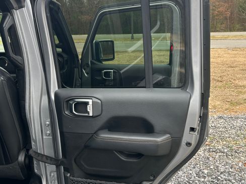 Used 2020 Jeep Wrangler Unlimited Sahara image 15