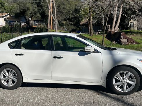 Used 2013 Nissan Altima 2.5 SL w/ Technology Pkg image 2