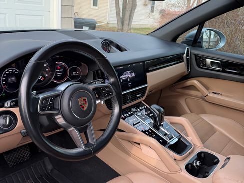 Used 2020 Porsche Cayenne image 6