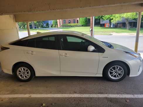 Used 2017 Toyota Prius Two image 1