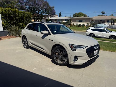 Used 2022 Audi e-tron Premium w/ Convenience Plus Package AWD/4WD image 4