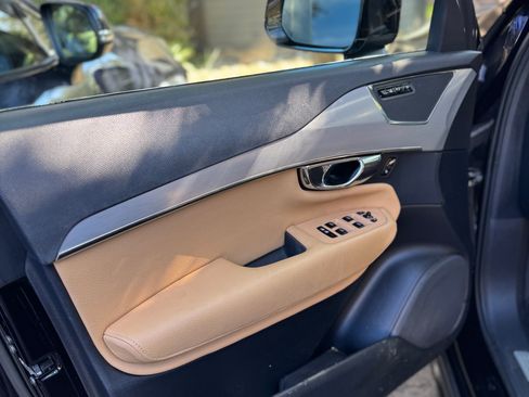 Used 2017 Volvo XC90 T6 Momentum w/ Vision Package image 11