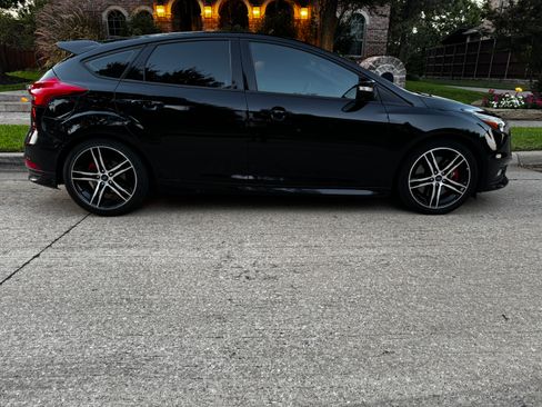 Used 2017 Ford Focus ST image 2