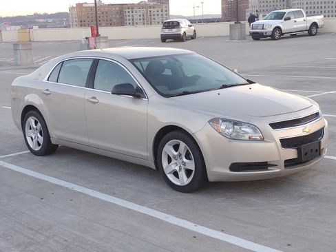 Used 2011 Chevrolet Malibu LS image 2