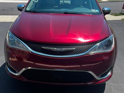 Used 2017 Chrysler Pacifica Limited FWD image 1