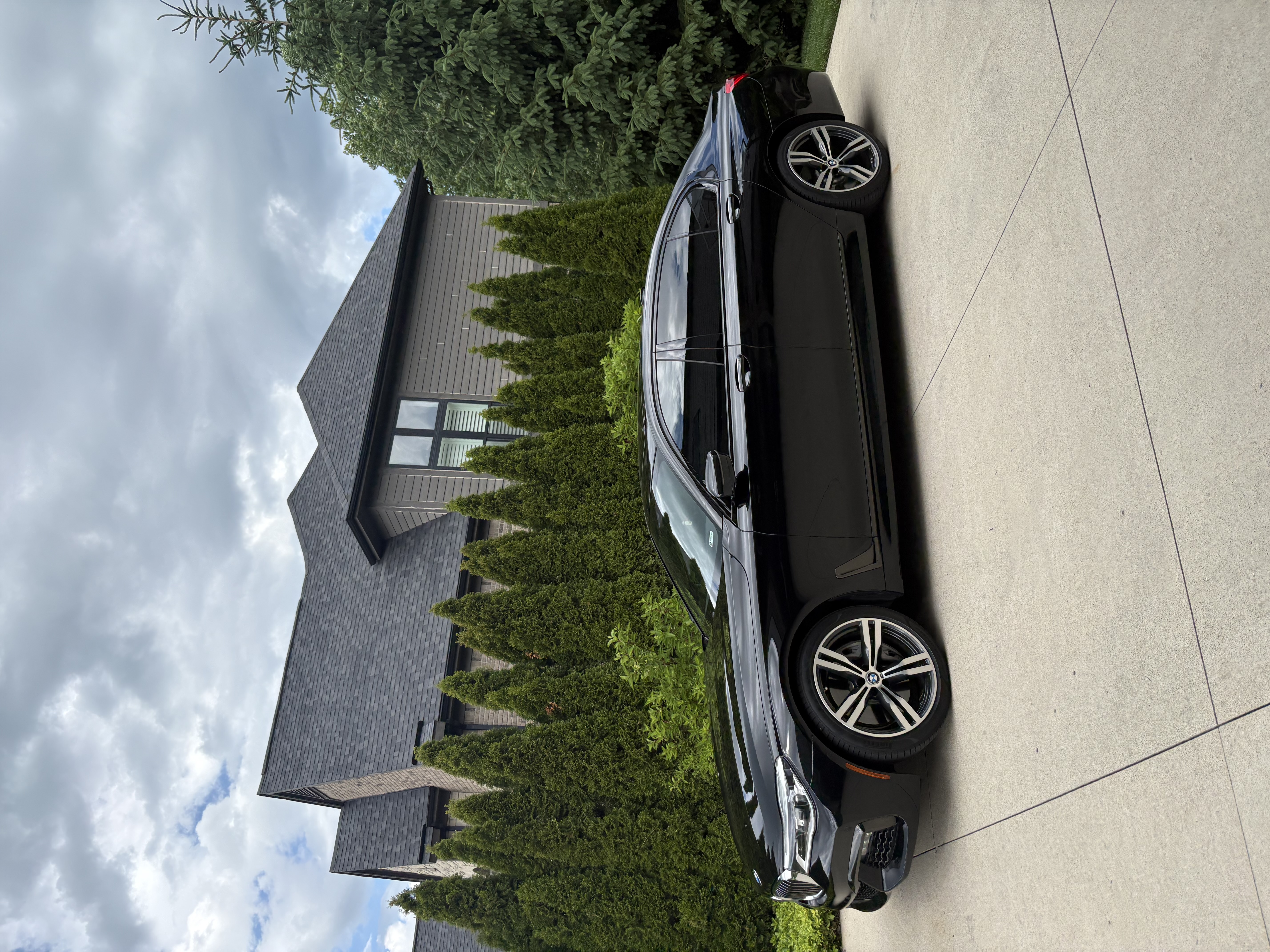 Used 2019 BMW 750i w/ M Sport Package RWD image 2