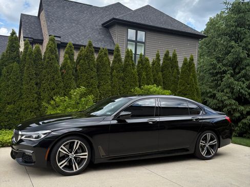 Used 2019 BMW 750i w/ M Sport Package RWD image 2