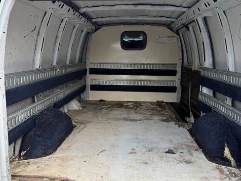 Used 2009 Chevrolet Express 2500 RWD image 15