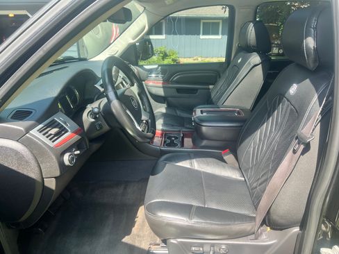 Used 2013 Cadillac Escalade Luxury RWD image 6