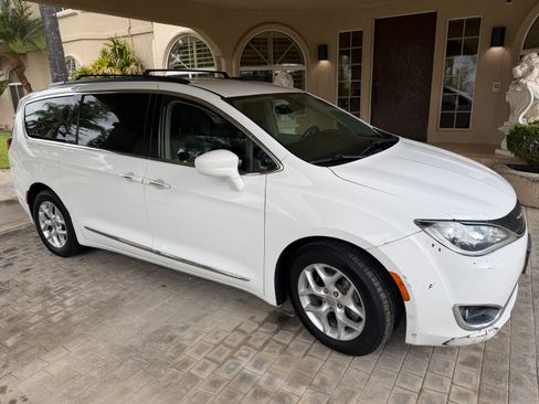 Used 2017 Chrysler Pacifica Touring-L image 9