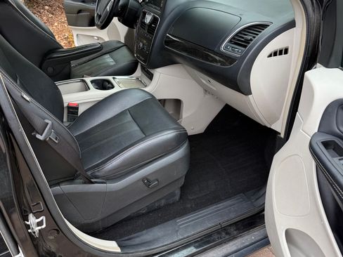 Used 2014 Chrysler Town & Country Touring w/ Driver Convenience Group image 8