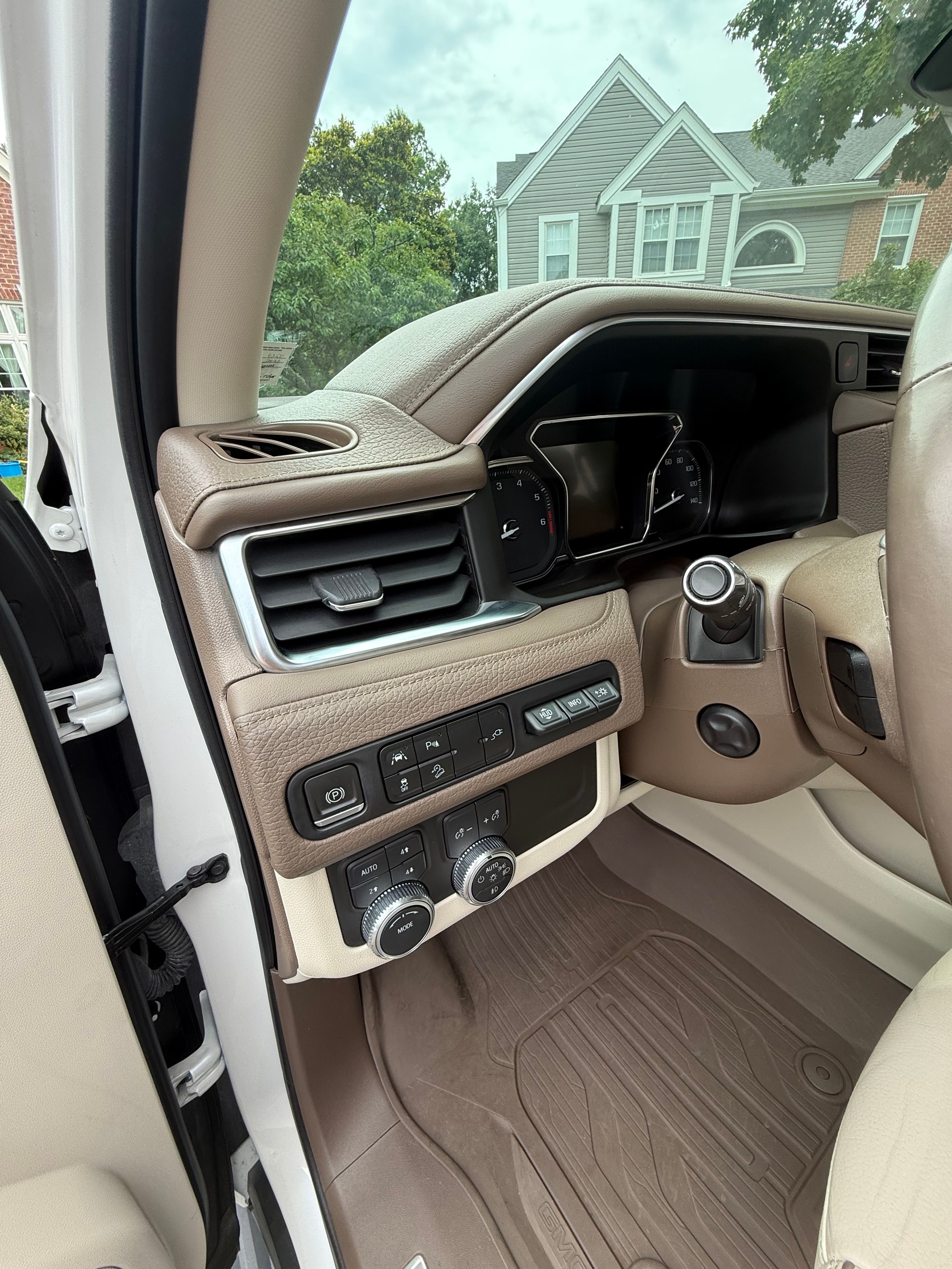 Used 2021 GMC Yukon Denali w/ LPO, Illumination Package AWD/4WD image 26