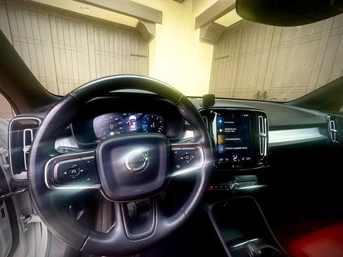 Used 2019 Volvo XC40 T5 Momentum image 11