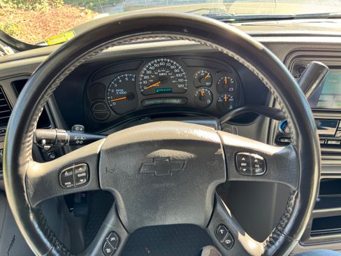 Used 2005 Chevrolet Suburban LT w/ Preferred Equipment Group image 10