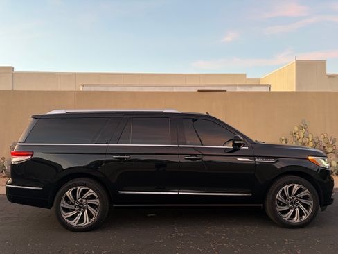 Used 2022 Lincoln Navigator L Reserve image 4