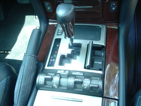 Used 2015 Lexus LX 570 4WD image 27