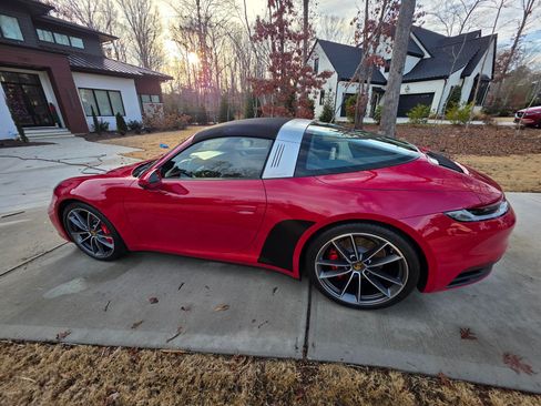 Used 2021 Porsche 911 image 2