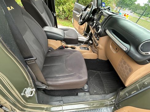 Used 2015 Jeep Wrangler Unlimited Sahara w/ Dual Top Group AWD/4WD image 17