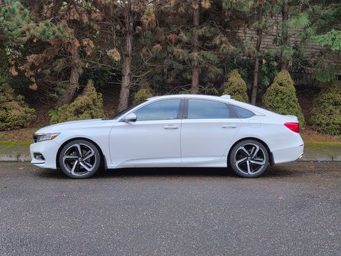 Used 2018 Honda Accord Sport image 2