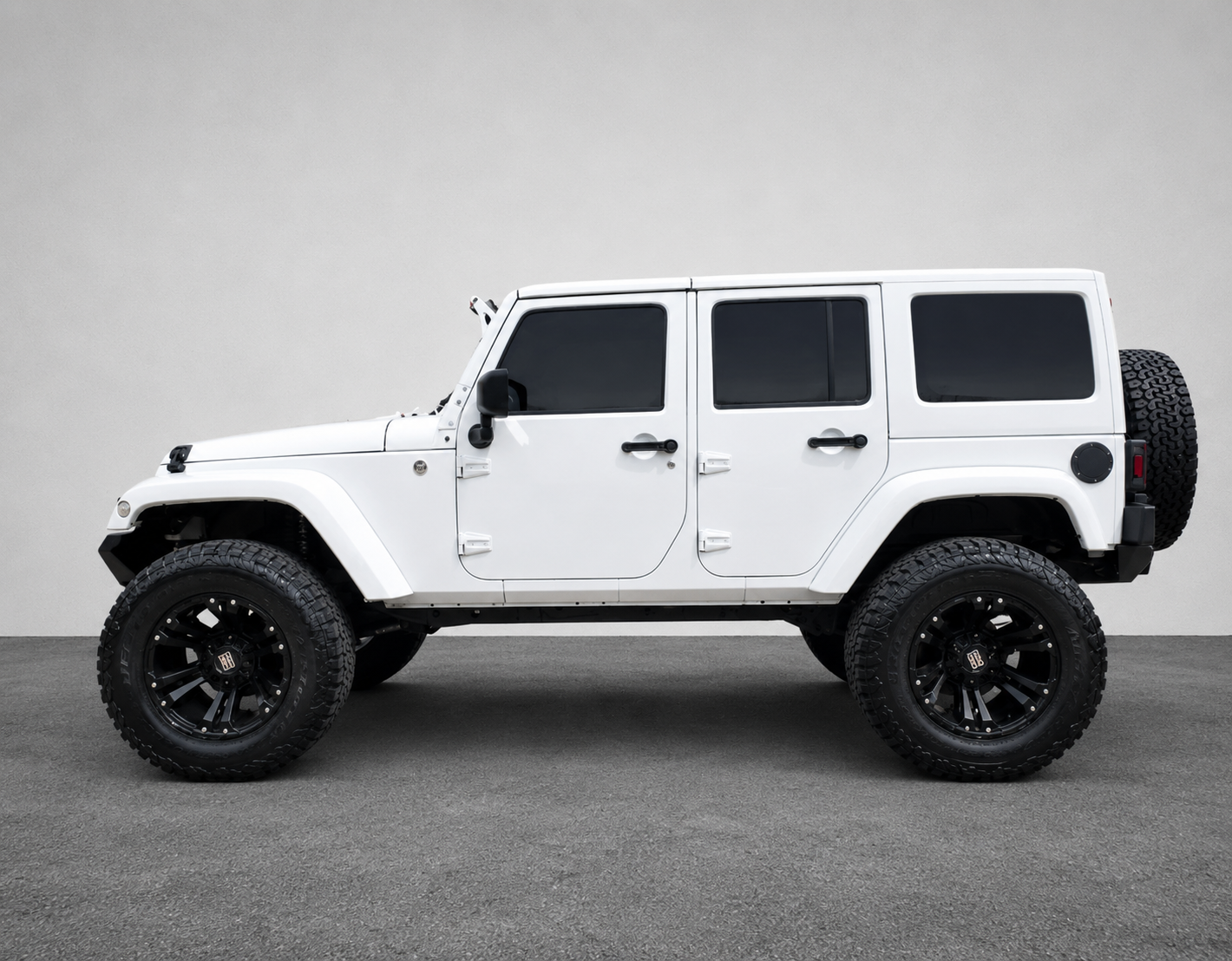 Used 2014 Jeep Wrangler Unlimited Sahara w/ Dual Top Group AWD/4WD image 8