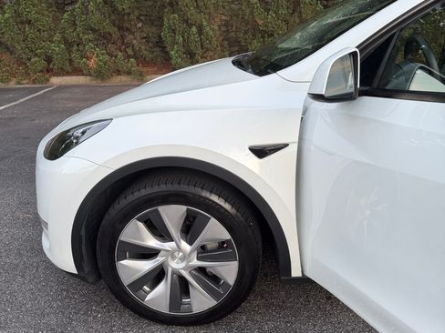 Used 2023 Tesla Model Y Long Range AWD/4WD image 11
