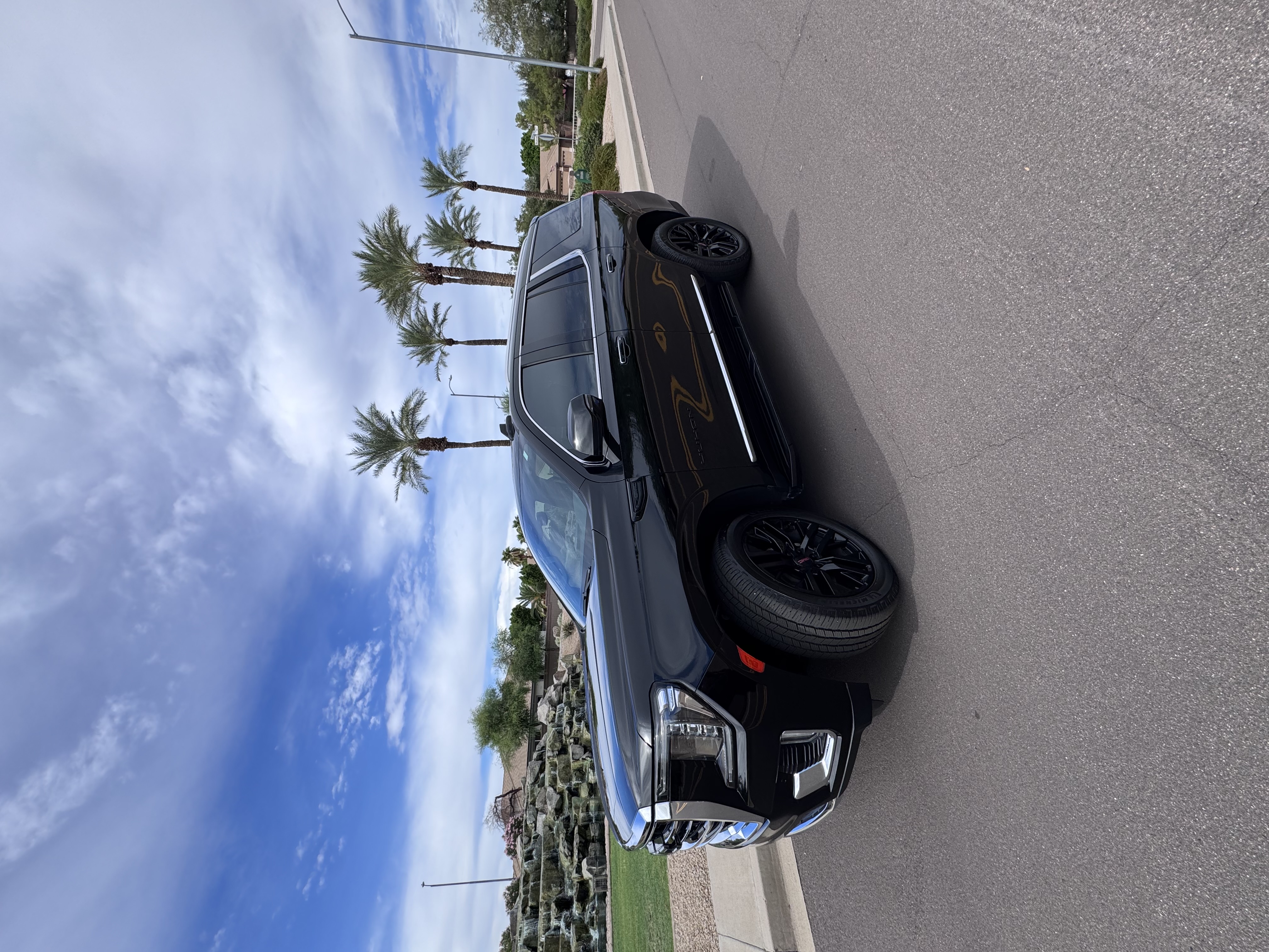 Used 2023 GMC Yukon SLT w/ SLT Premium Package AWD/4WD image 5
