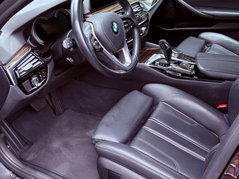 Used 2019 BMW 530e w/ Convenience Package RWD image 9