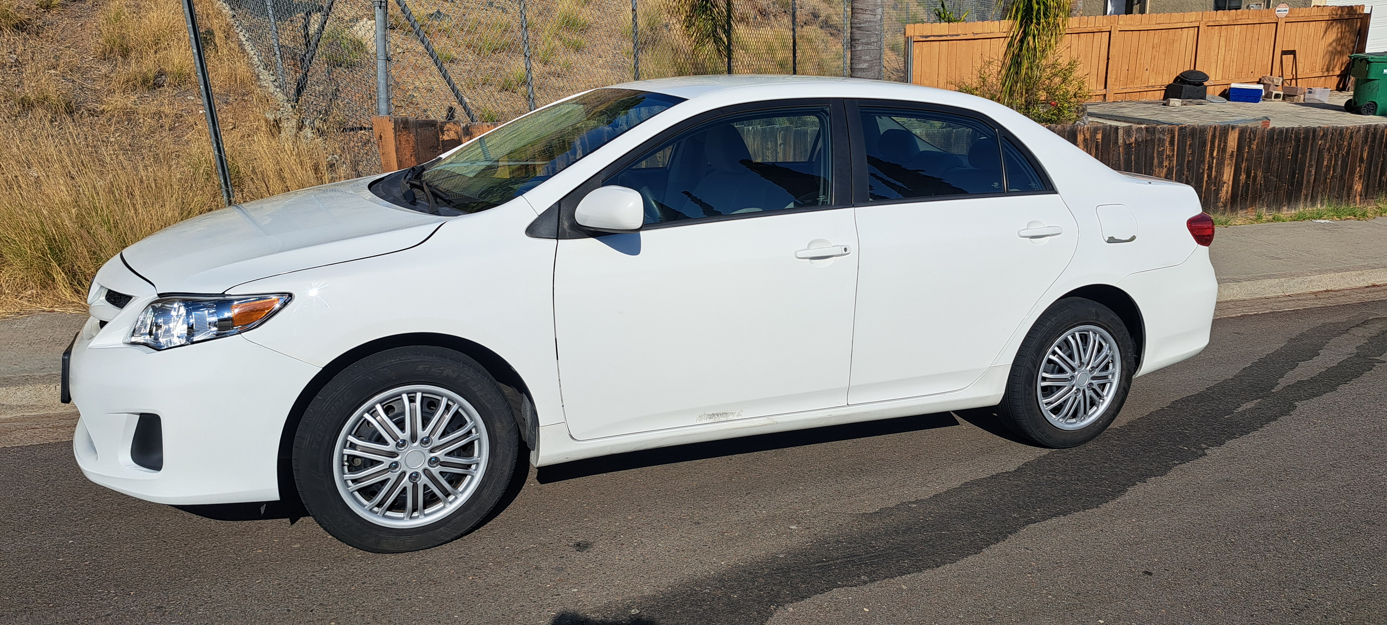 Used 2012 Toyota Corolla LE FWD image 1