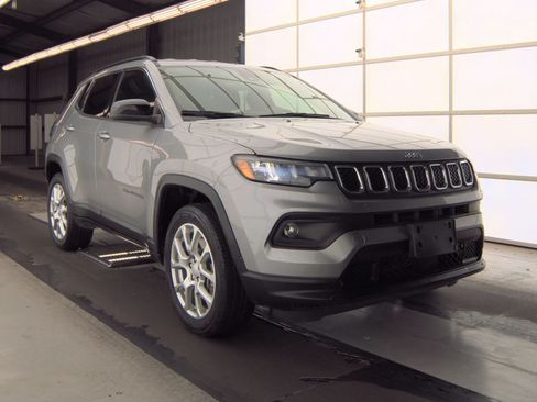 Used 2023 Jeep Compass Latitude image 8