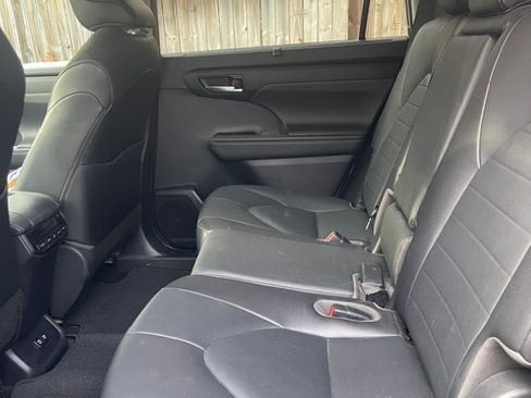 Used 2020 Toyota Highlander XLE FWD image 12