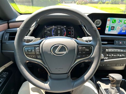 Used 2025 Lexus ES 350 w/ Premium Package FWD image 11