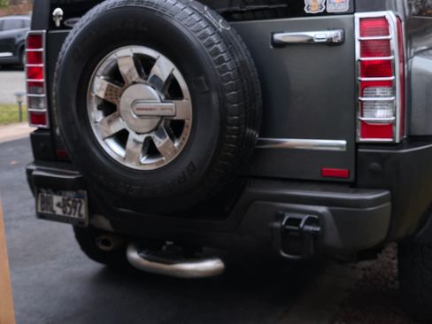 Used 2010 HUMMER H3 Luxury w/ Appearance Package image 16