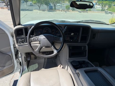 Used 2005 GMC Sierra 2500 SLT w/ Heavy-Duty Power Package RWD image 25