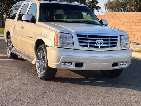Used 2005 Cadillac Escalade ESV Platinum image 1