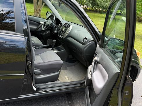 Used 2004 Toyota RAV4 4WD w/ "L" Pkg image 24