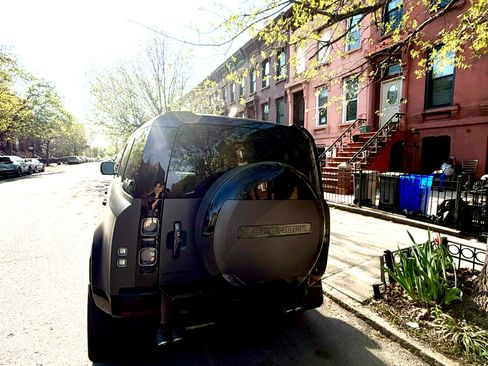 Used 2025 Land Rover Defender 110 V8 image 4