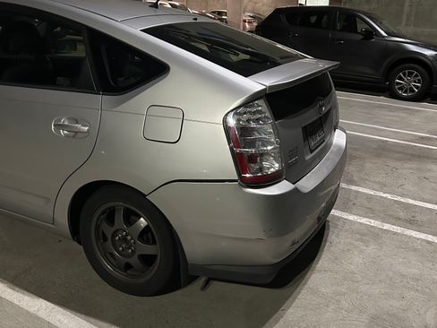 Used 2007 Toyota Prius Touring w/ Pkg 5 FWD image 2