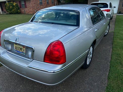 Used 2011 Lincoln Town Car Signature Limited RWD image 2