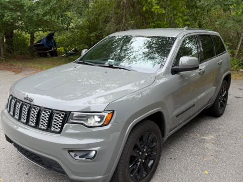 Used 2020 Jeep Grand Cherokee Altitude RWD image 1