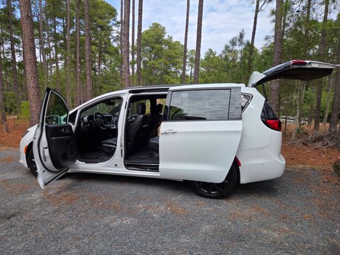 Used 2020 Chrysler Pacifica Touring-L Plus image 5