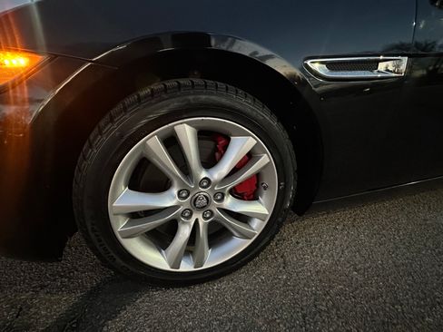 Used 2017 Jaguar XE image 11