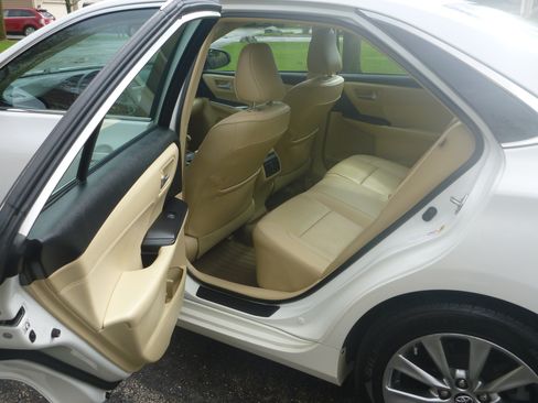 Used 2015 Toyota Camry XLE w/ Moonroof Package image 11