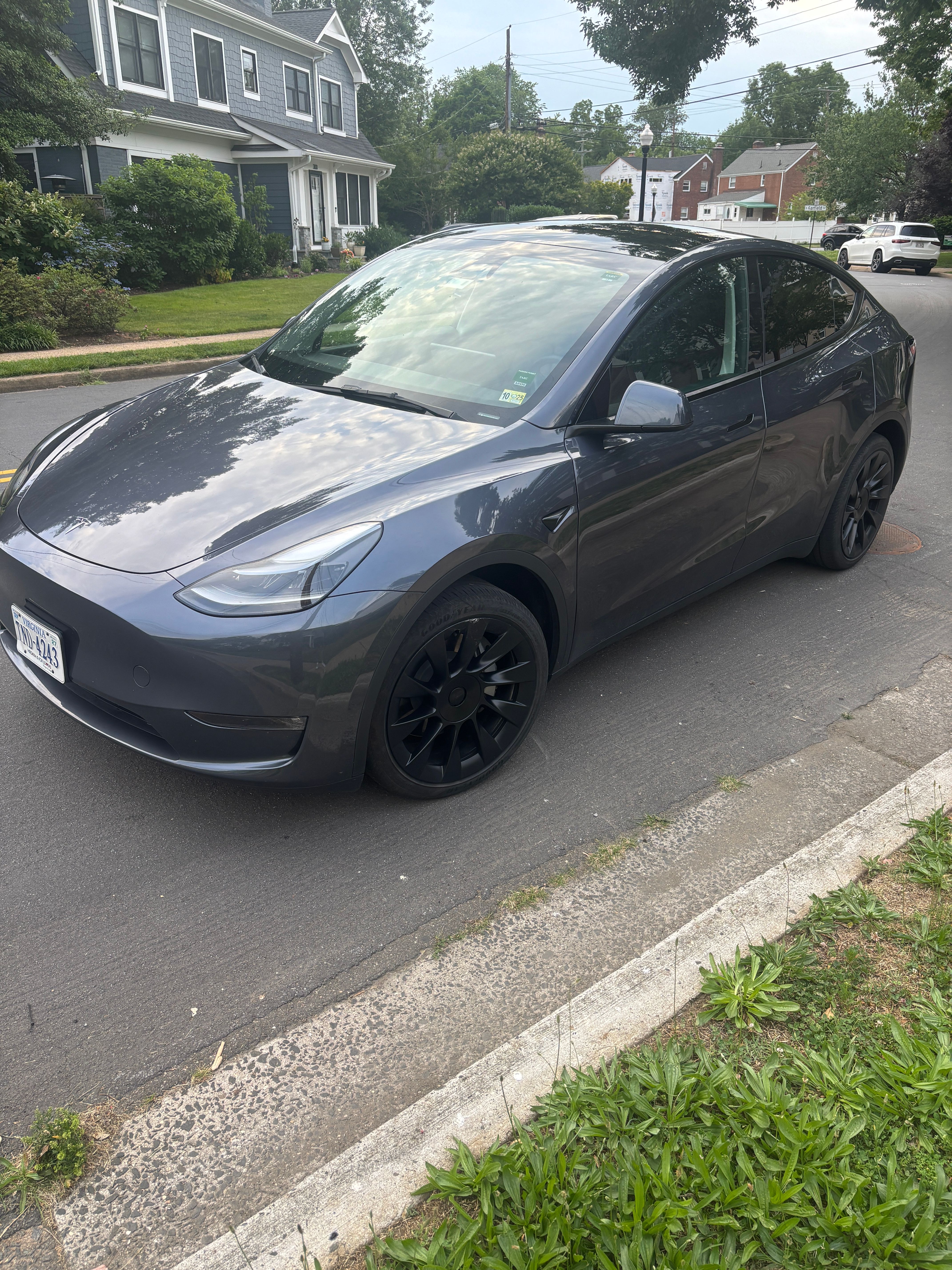 Used 2023 Tesla Model Y Long Range AWD/4WD image 1