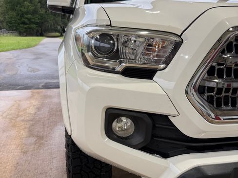 Used 2017 Toyota Tacoma SR5 w/ Tow Package AWD/4WD image 4