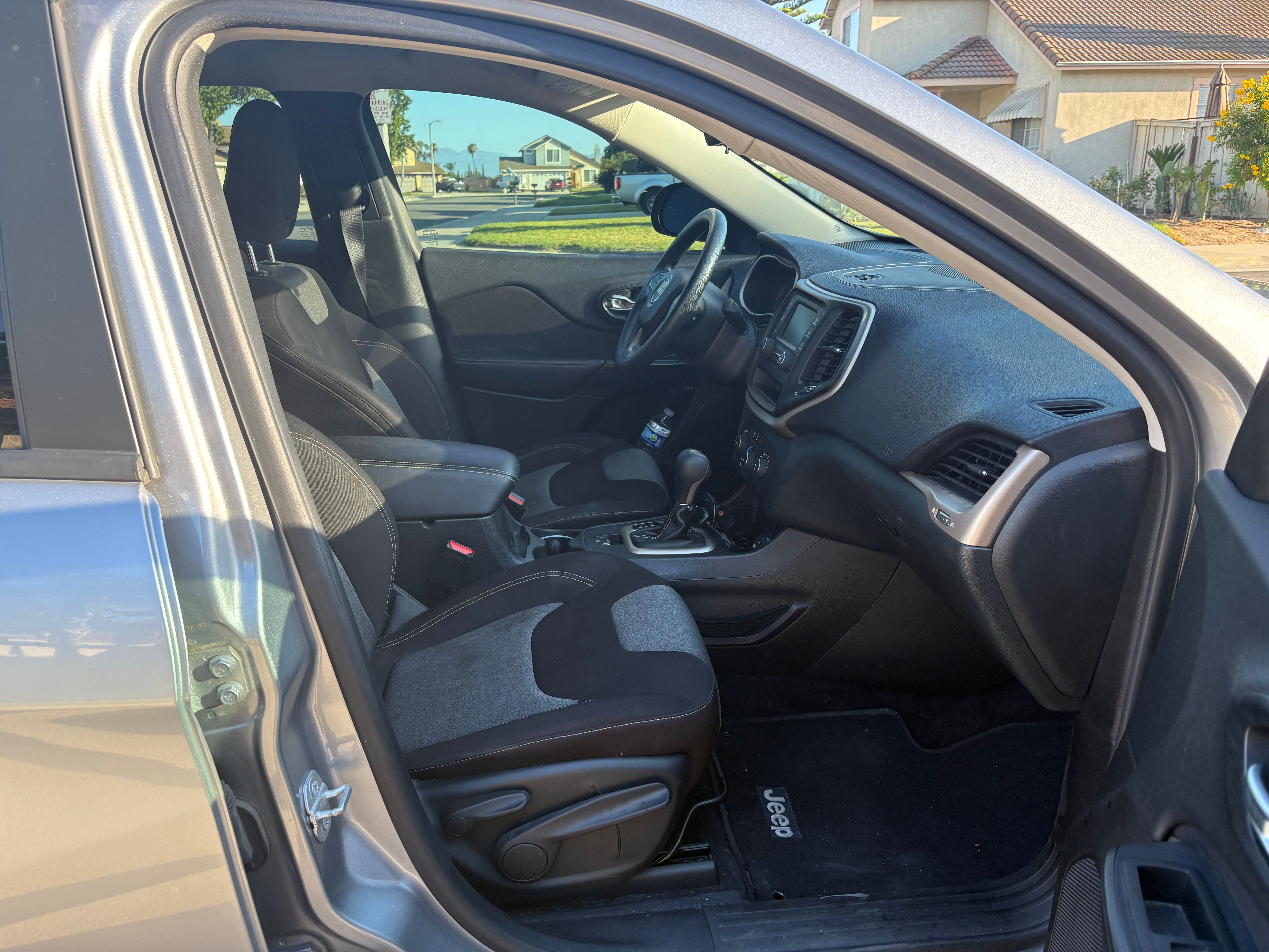 Used 2015 Jeep Cherokee Sport FWD image 8