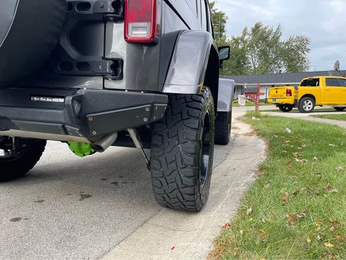 Used 2018 Jeep Wrangler Unlimited Rubicon w/ Connectivity Group image 9